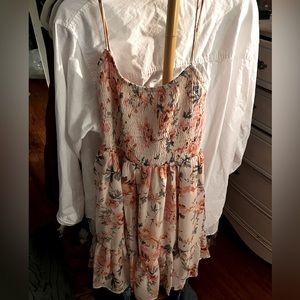 Trendy selfie Leslie floral mini dress